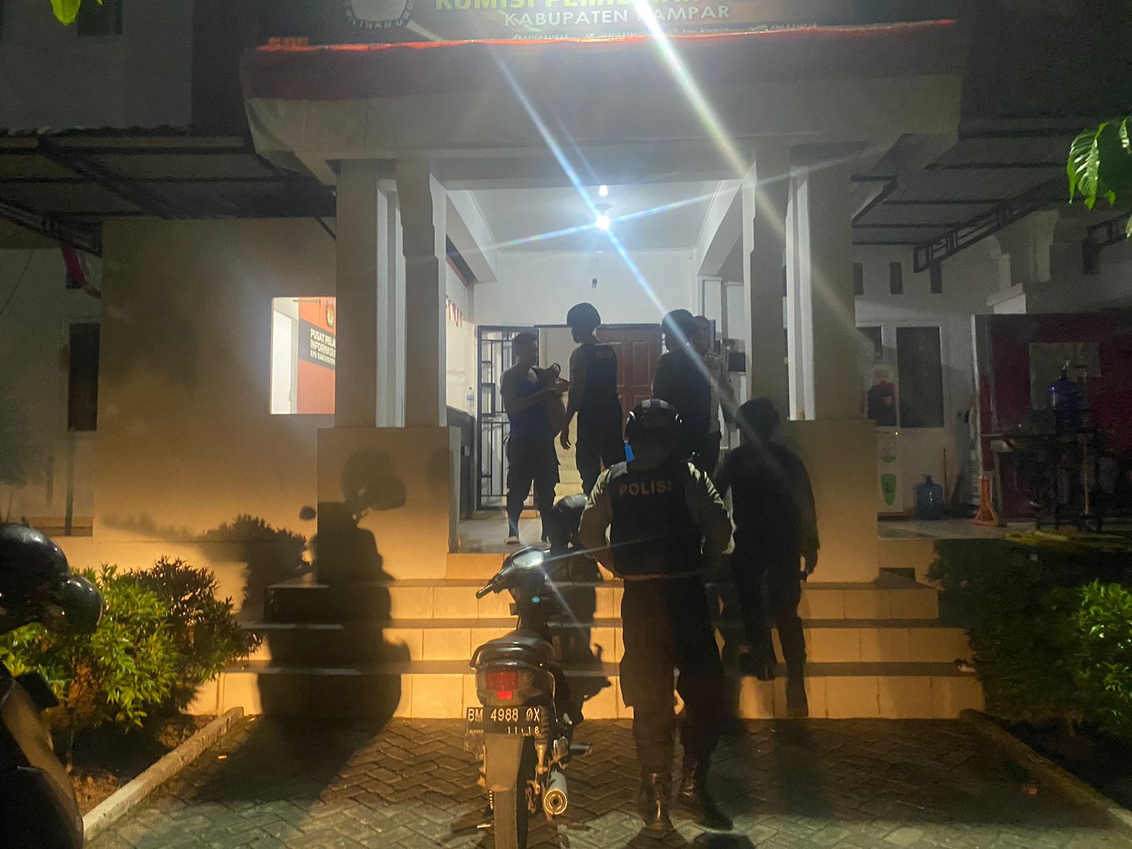 Personel Samapta Polres Kampar Patroli Kantor KPU dan Bawaslu Kampar